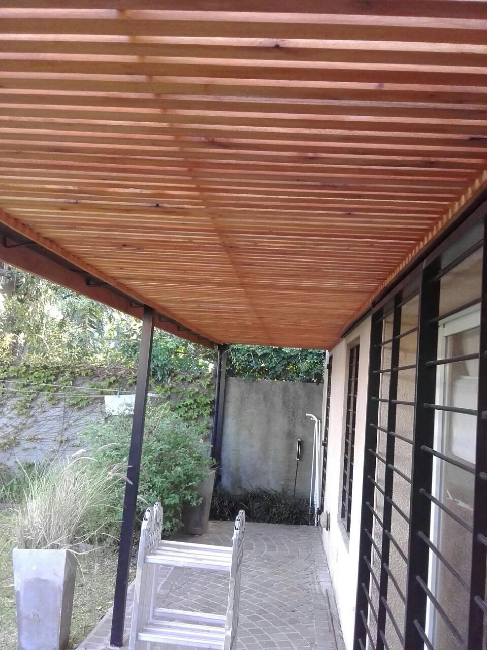 Emparrillado en pérgolas de hierro