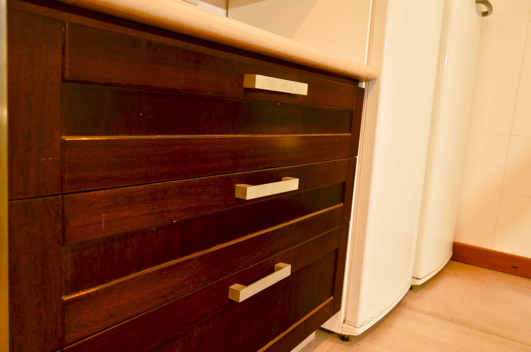 Mueble de cocina madera maciza. Cedro tonalizado