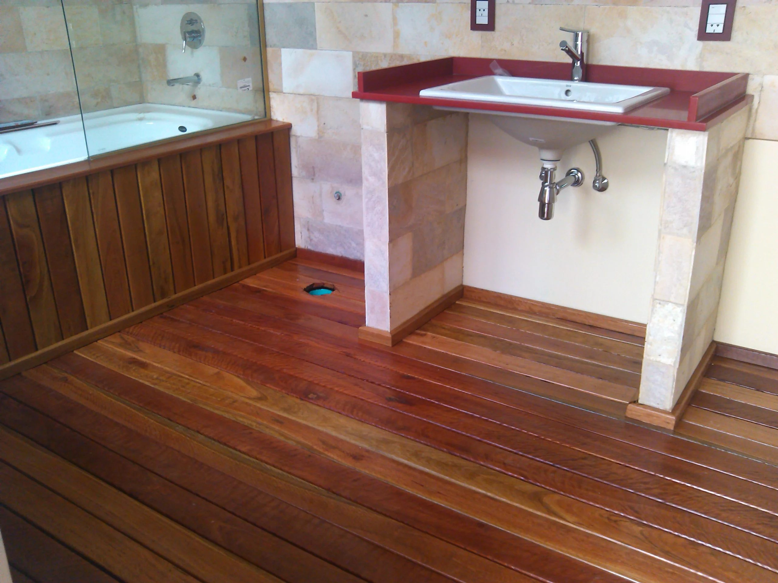 Deck baño eucalipto rostrata
