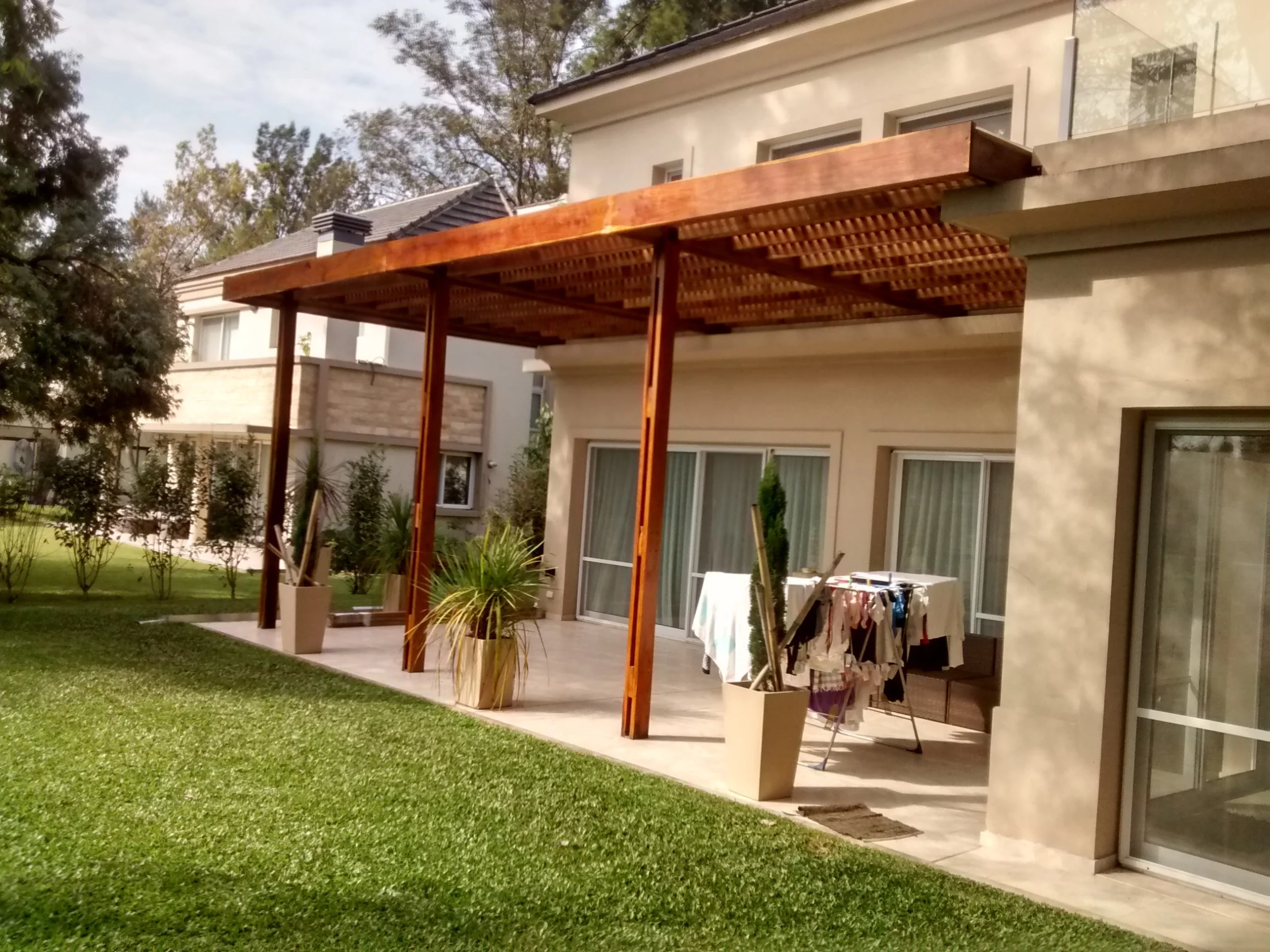 Pérgola con emparrillado