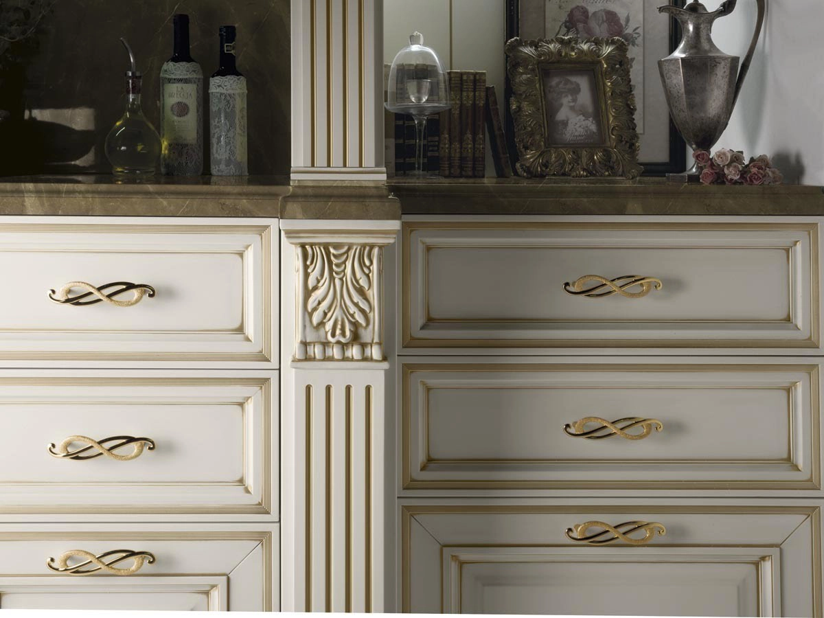 Mueble de cocina Classic, tallado y tiradores artesanales. Premium