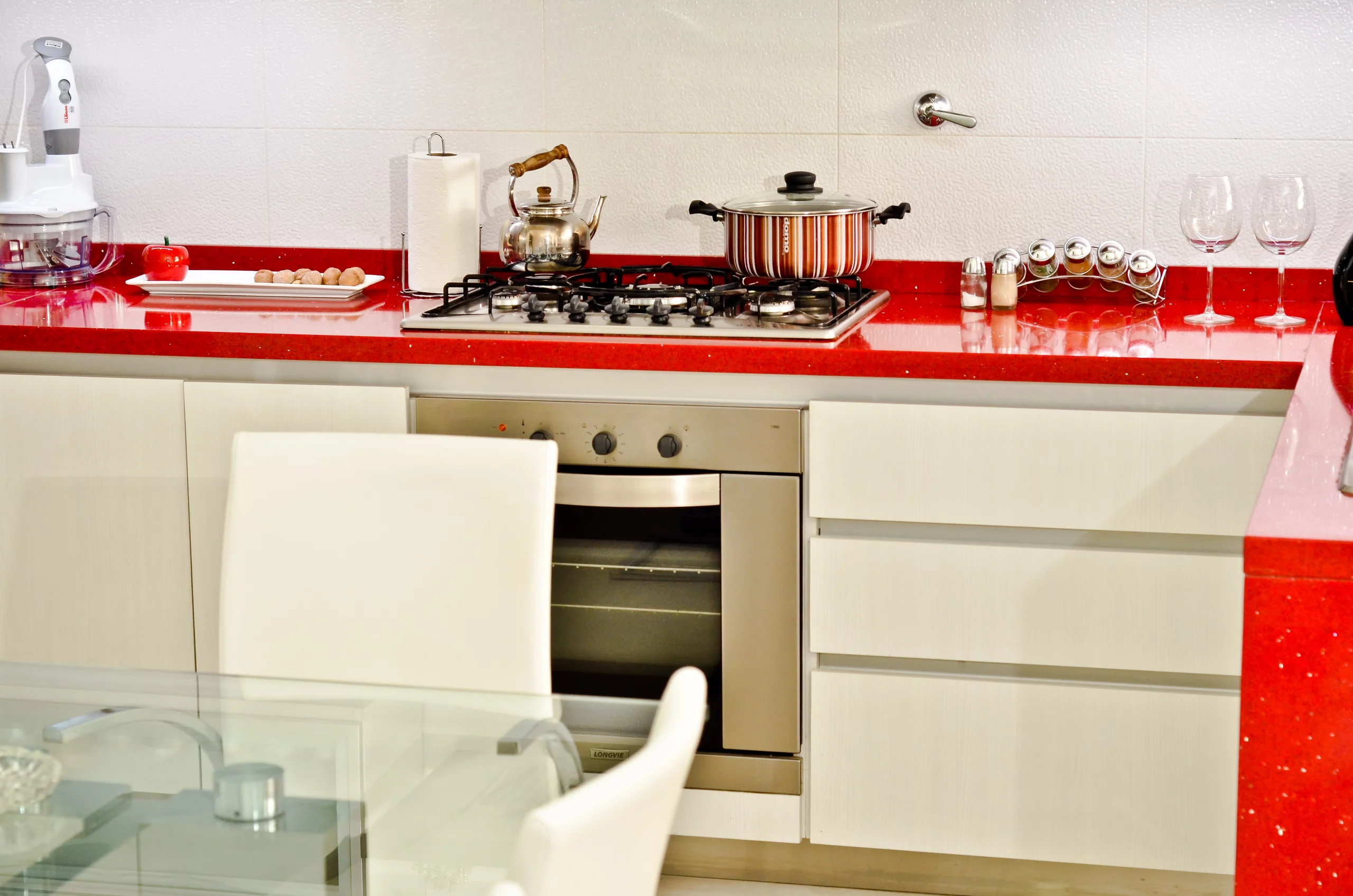 Mueble de cocina con mesada de silestone. Herrajes haffele