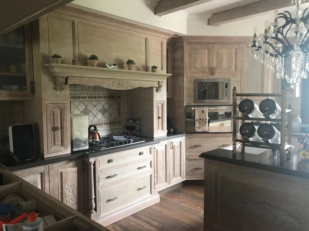 Mueble de cocina Classic, tallado y tiradores artesanales