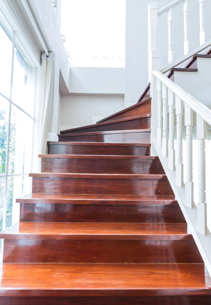 Escalera en Lapacho con balustros laqueados blancos