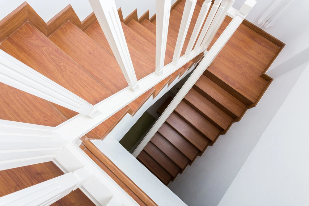 Escalera de marmelero con balustros laqueados blanco mate