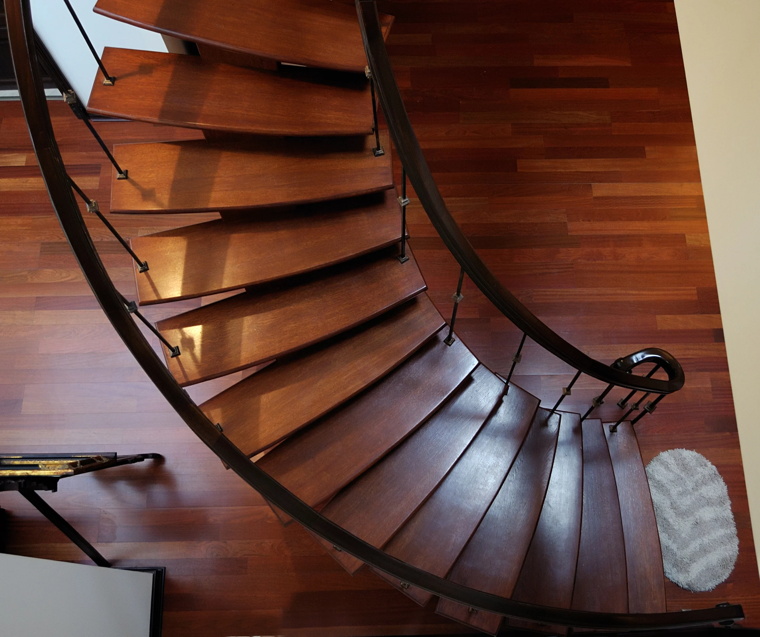 Escalera helicoidal hierro y madera zoita tonalizado