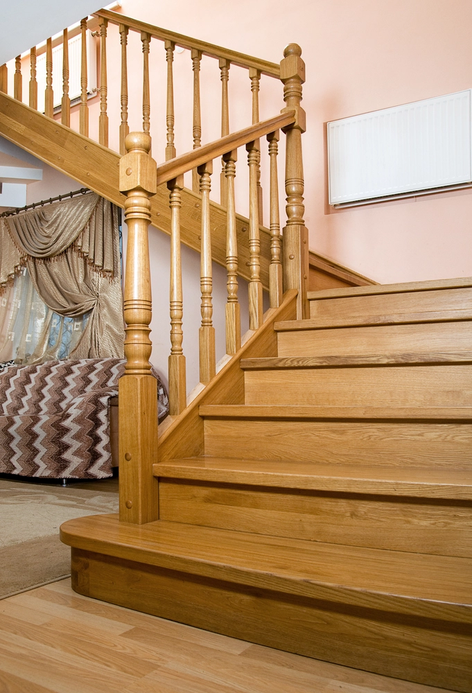 Escalera estructural en roble americano con balustros torneados